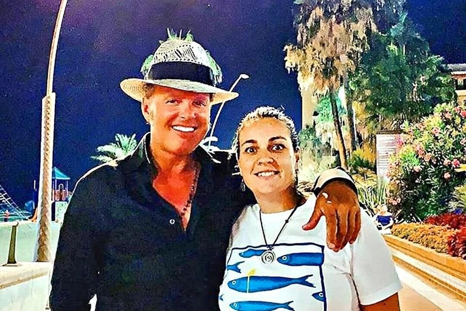 Luis Miguel se portó accesible con los fans, además comió, bebió y hasta cantó con una banda local.