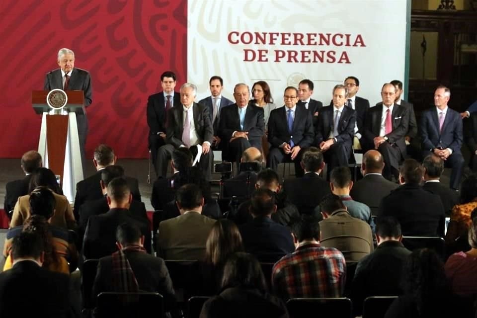 El Presidente López Obrador en conferencia en Palacio Nacional con empresarios.