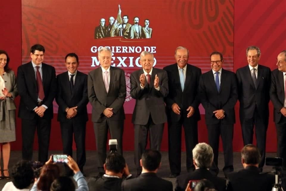 El Presidente López Obrador en conferencia en Palacio Nacional con empresarios.