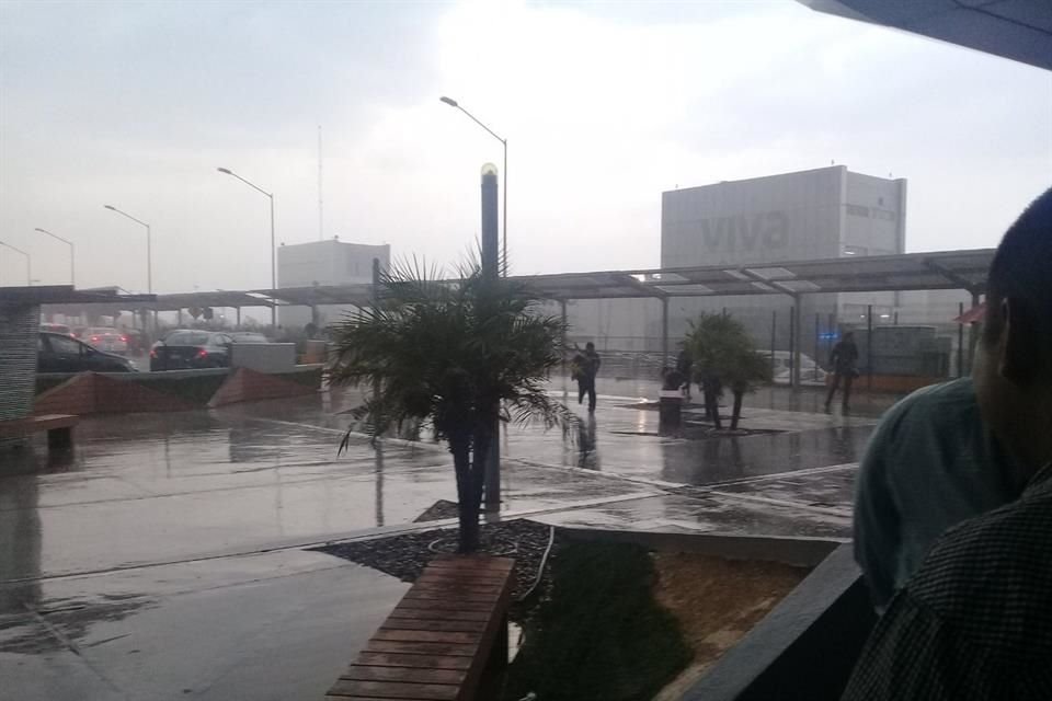 Por medio de redes sociales se reportan encharcamientos, apagones, caída de postes y hasta daños en marquesinas en el Aeropuerto Internacional de Monterrey.