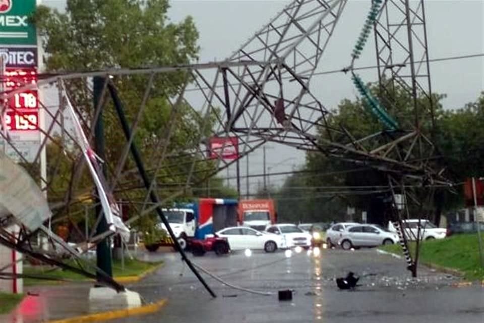 Una torre de alta tensión cayó en la Avenida Los Pinos, en Escobedo, tras ser impactada supuestamente por un rayo. 