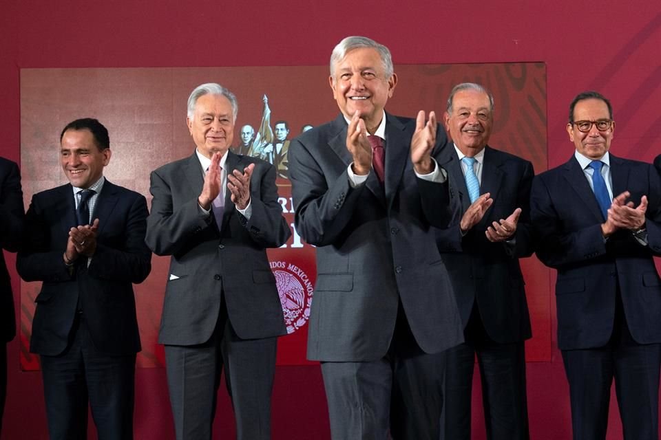 Arturo Herrera, Secretario de Hacienda (izq. a der.); Manuel Bartlett, titular de CFE; el Presidente López Obrador; Carlos Slim, dueño de Carso, y Carlos Salazar, del CCE, estuvieron presentes.