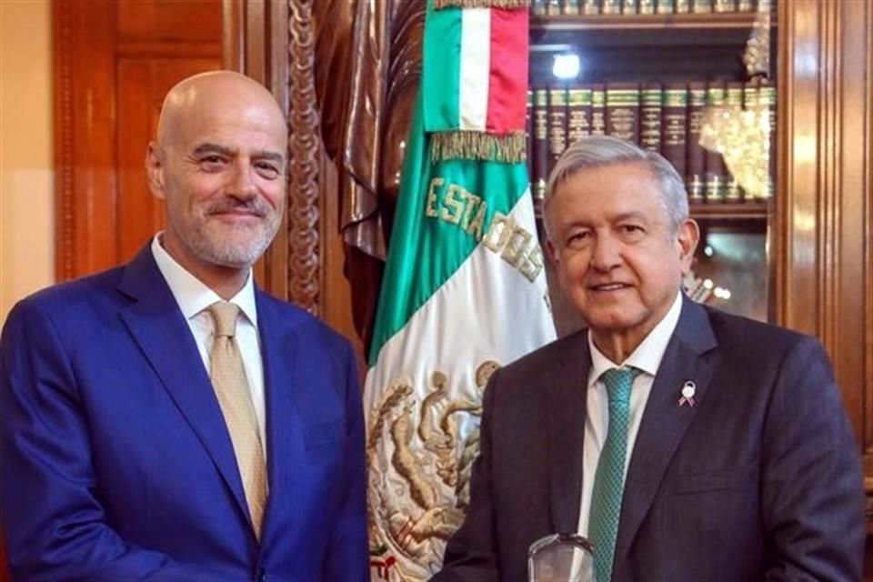 El Presidente con el empresario italiano en sus oficinas de Palacio Nacional.