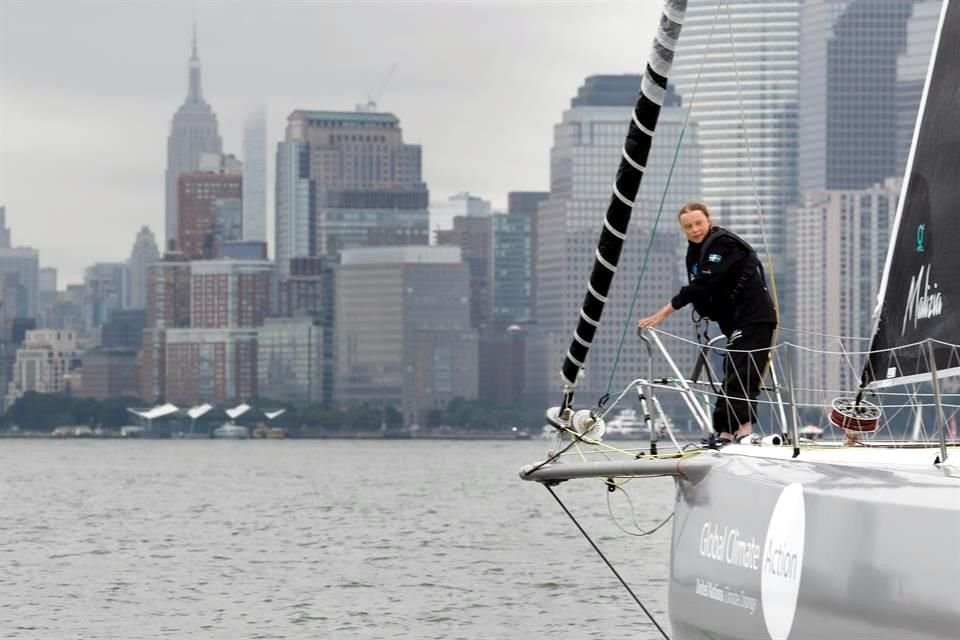 La activista Greta Thunberg llegó a NY luego de atravesar el Atlántico en un velero; asistirá a cumbre climática de la ONU.