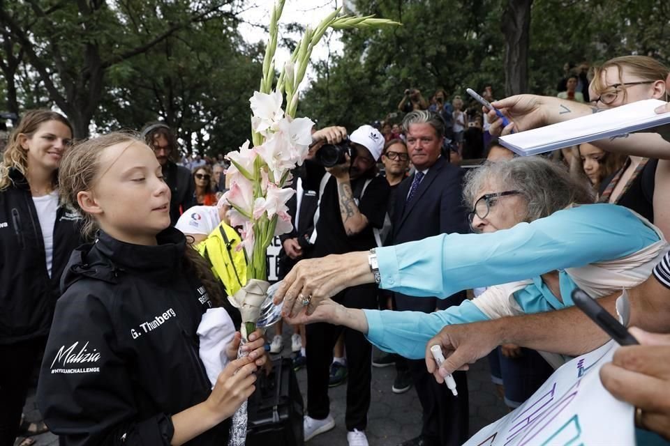 La activista Greta Thunberg llegó a NY luego de atravesar el Atlántico en un velero; asistirá a cumbre climática de la ONU.