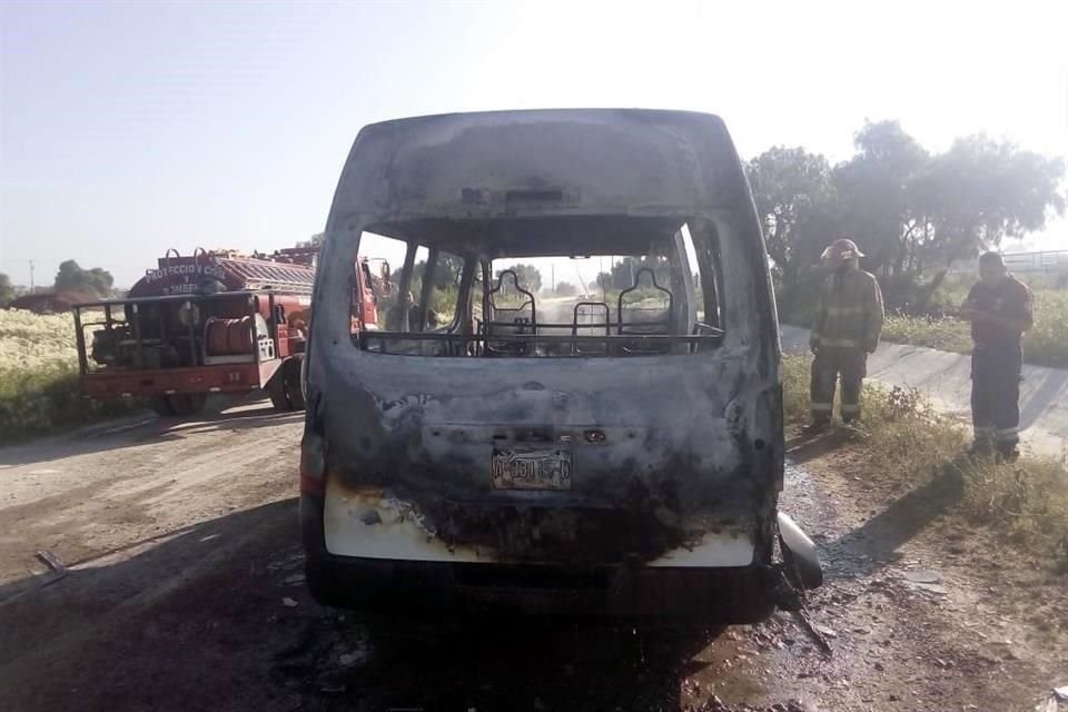 Un chofer recibió un balazo y la combi que manejaba fue incendiada en el poblado de San Marcos Nepantla, en Acolman
