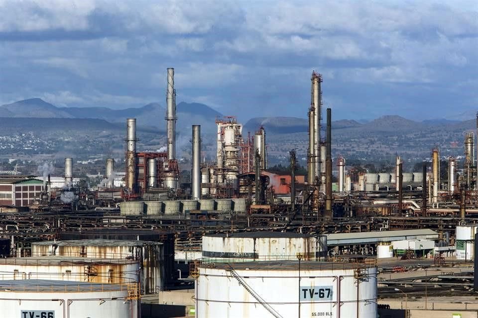 Pemex busca grados de crudo más livianos para su red de refinación, que actualmente opera alrededor del 48 por ciento de su capacidad.