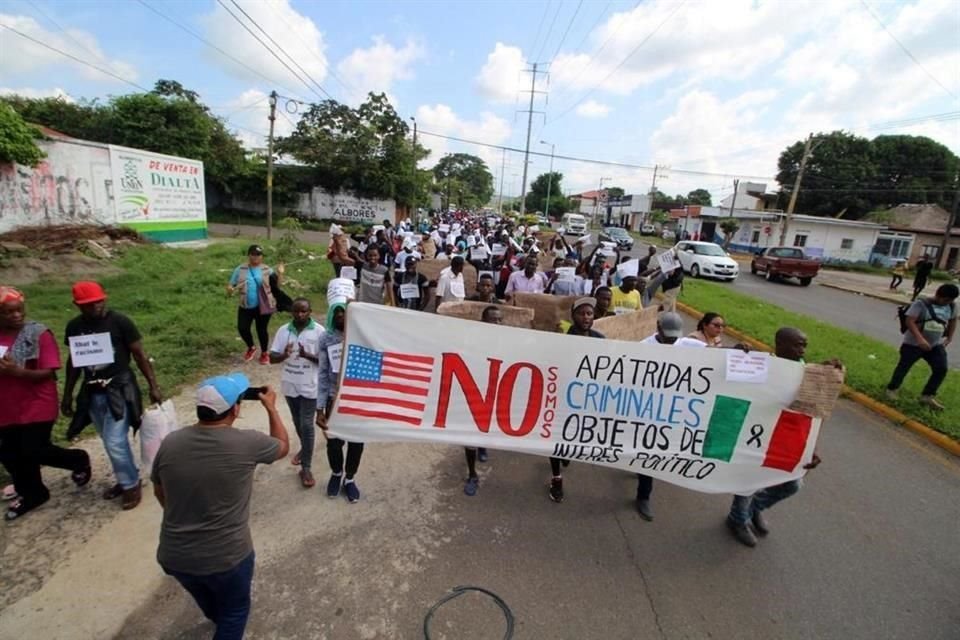 Los africanos acusaron que los policías los llaman 'monos'.