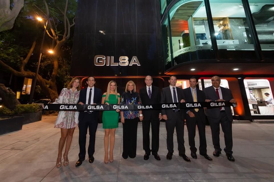 Inauguración de Gilsa con José I. Villareal e hijo y otros colaboradores.