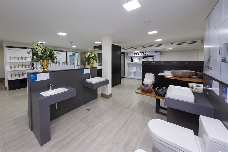 El interior del showroom cuenta con piezas para baños.