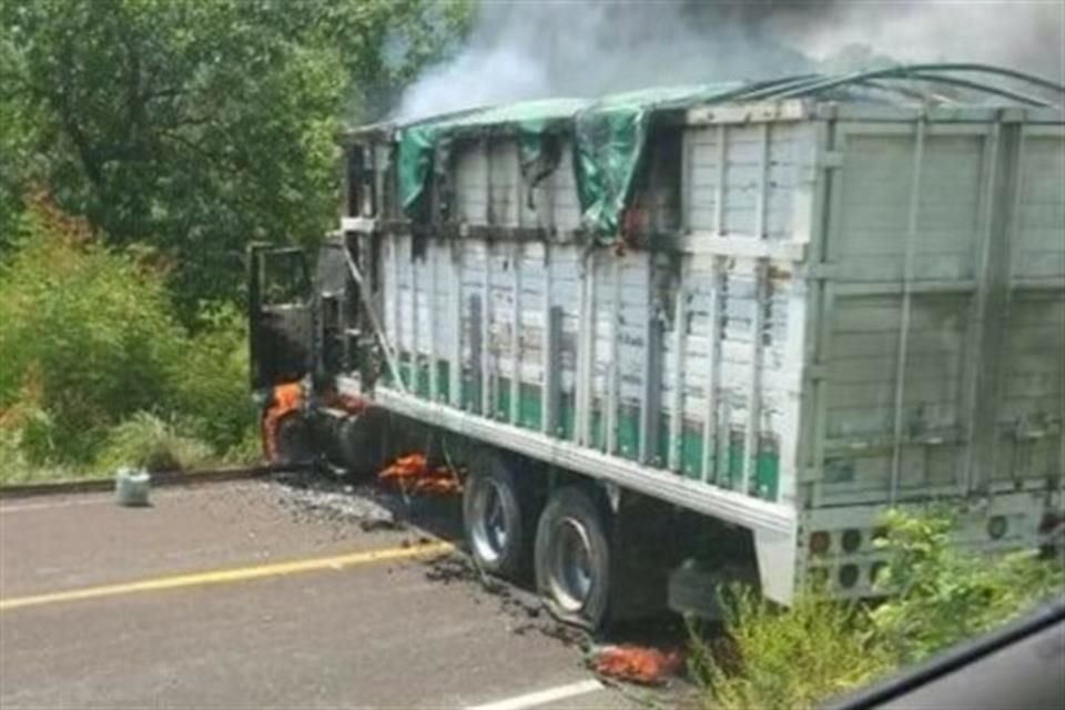 De manera extraoficial, se alertó el cierre con un camión incendiado de la carretera que conduce de Aguililla hacia la zona donde desde la mañana se registra movimiento armado.