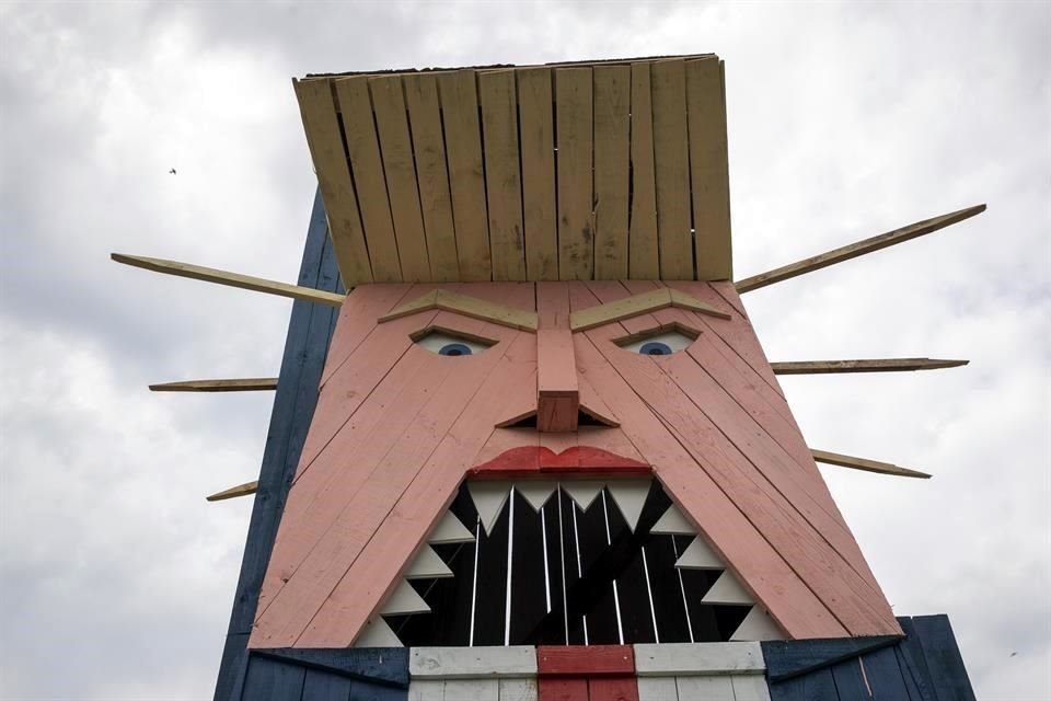 Una estatua temporal del Presidente Trump fue erigida en Eslovenia y lo muestra a la vez con un gesto libertario y con dientes de tiburón.
