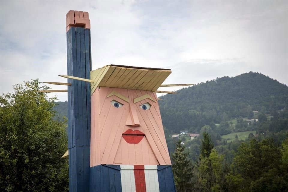 Una estatua temporal del Presidente Trump fue erigida en Eslovenia y lo muestra a la vez con un gesto libertario y con dientes de tiburón.