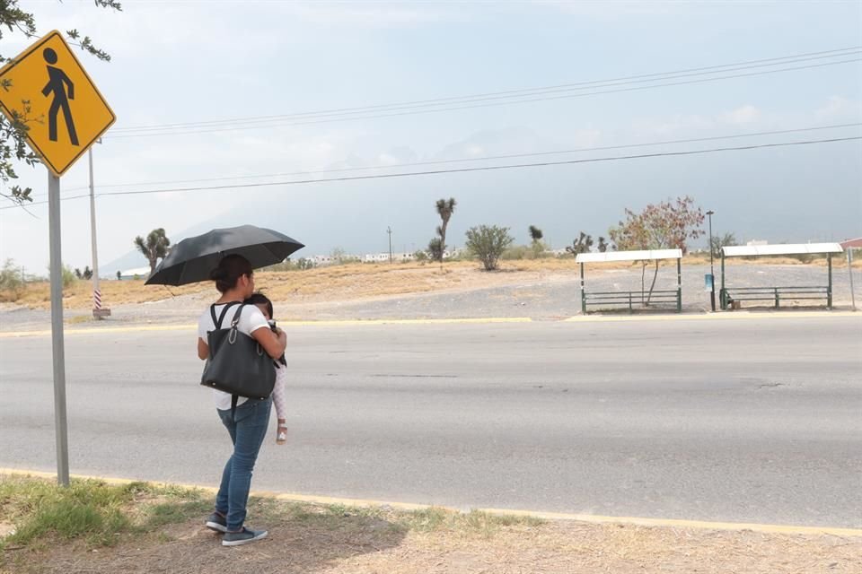 Tampoco hay parabuses, así que los usuarios esperan, bajo la sombra de un poste de luz, el camión que tarda en pasar una hora y 30 minutos.