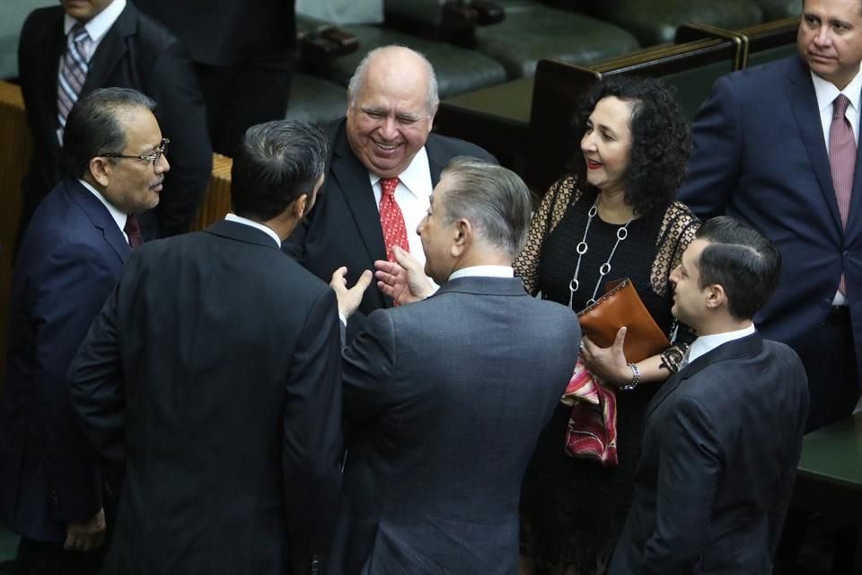 Al lugar también arribaron alcaldes, magistrados, dirigentes de partidos y otros invitados. 