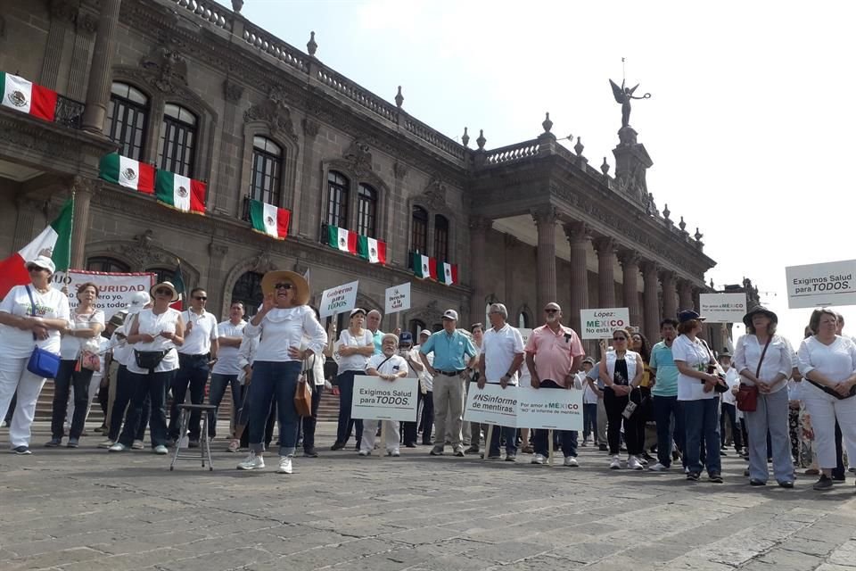 Integrantes de Chalecos México protestaron contra el Presidente Andrés Manuel López Obrador y criticaron su Primer Informe de Gobierno.