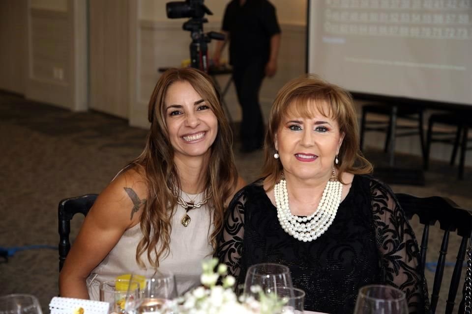 Isela Villegas y Elsa Gómez