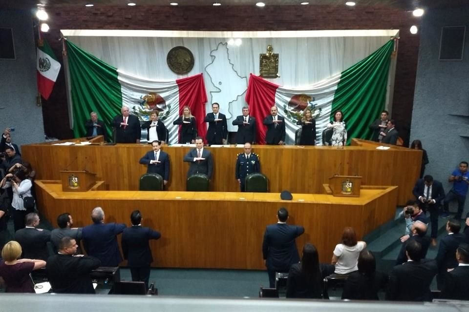 Ya con la mesa directiva integrada, a las 11:59 horas se declaró abierto el primer periodo ordinario del segundo año de ejercicio constitucional.