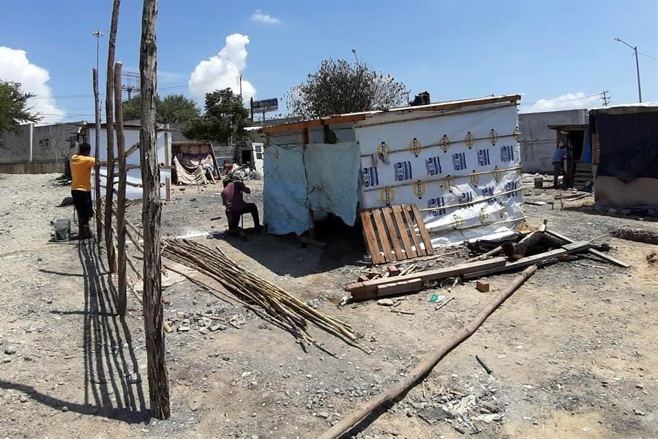 Los habitantes iniciaron la reconstrucción de los tejabanes.