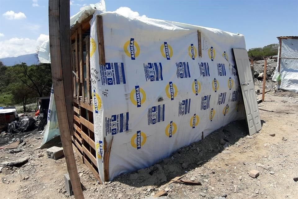 En esta zona irregular ubicada en Guadalupe, los habitantes delimitaron el área y otra vez levantaron sus viviendas con barrotes de madera y láminas que les dio el municipio de Guadalupe.