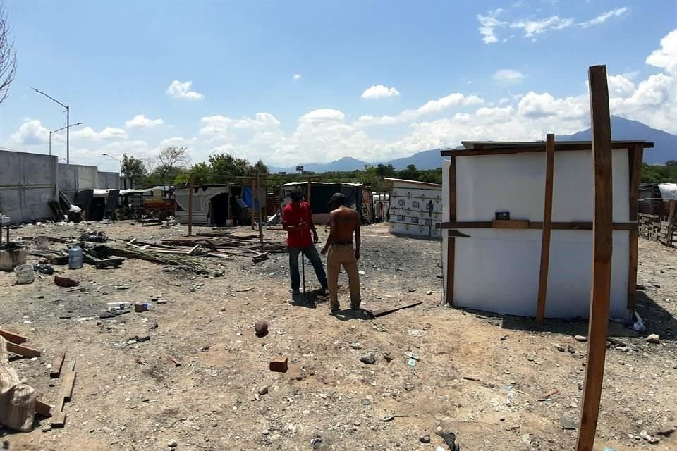 En un recorrido, se observaron a hombres que apenas iniciaban la construcción de su tejabán.