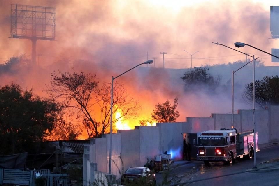 El martes 13 de agosto, un incendio causado por la quema de basura dejó casi todos los tejabanes en cenizas, y más de 260 personas se quedaron sin hogar.