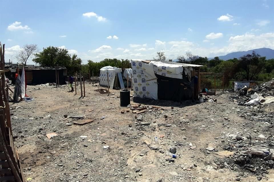 Los vecinos indicaron que, en promedio, el municipio les dio cuatro u ocho barrotes y 10 láminas por familia.
