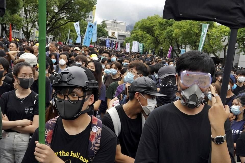 Durante en el primer día de clases en Hong Kong, estudiantes de secundaria portaron máscaras de gas, gafas protectoras y cascos, en huelgas.