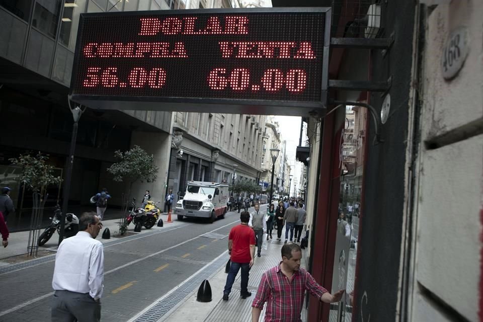 El peso argentino se depreció el viernes un 2.72 por ciento, a 59.50/59.52 unidades por dólar.