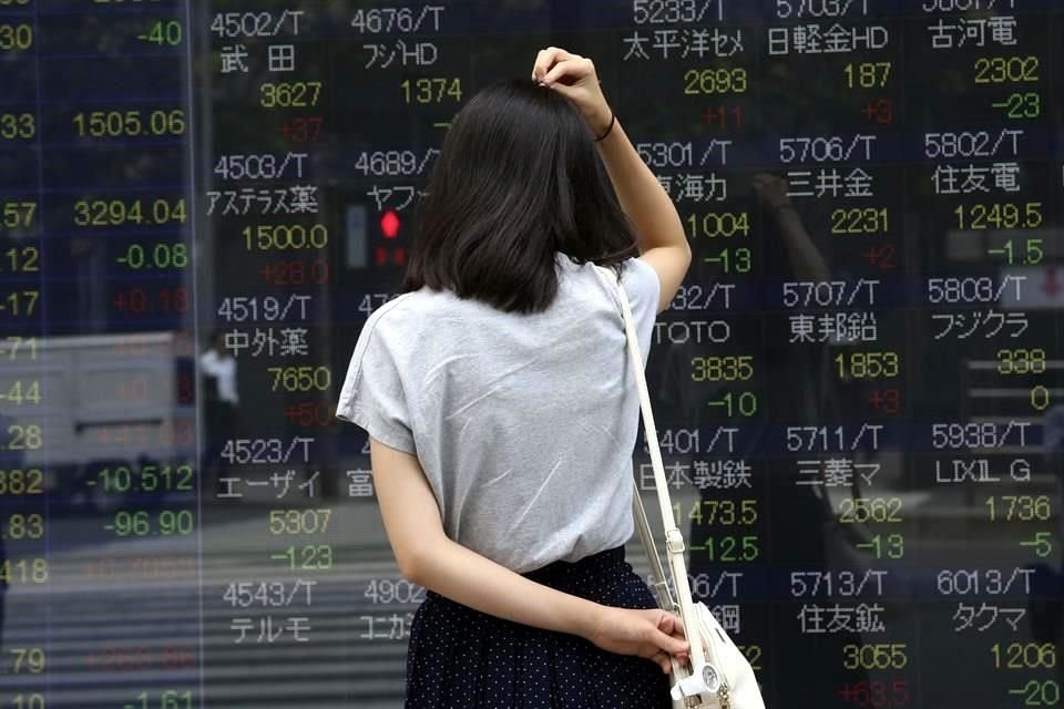 La Bolsa de Valores de Tokio cerró este lunes a la baja, ante las preocupaciones por la escalada de la guerra comercial entre Estados Unidos y China, tras aplicar nuevos aranceles de importación adicionales entre sí el fin de semana.