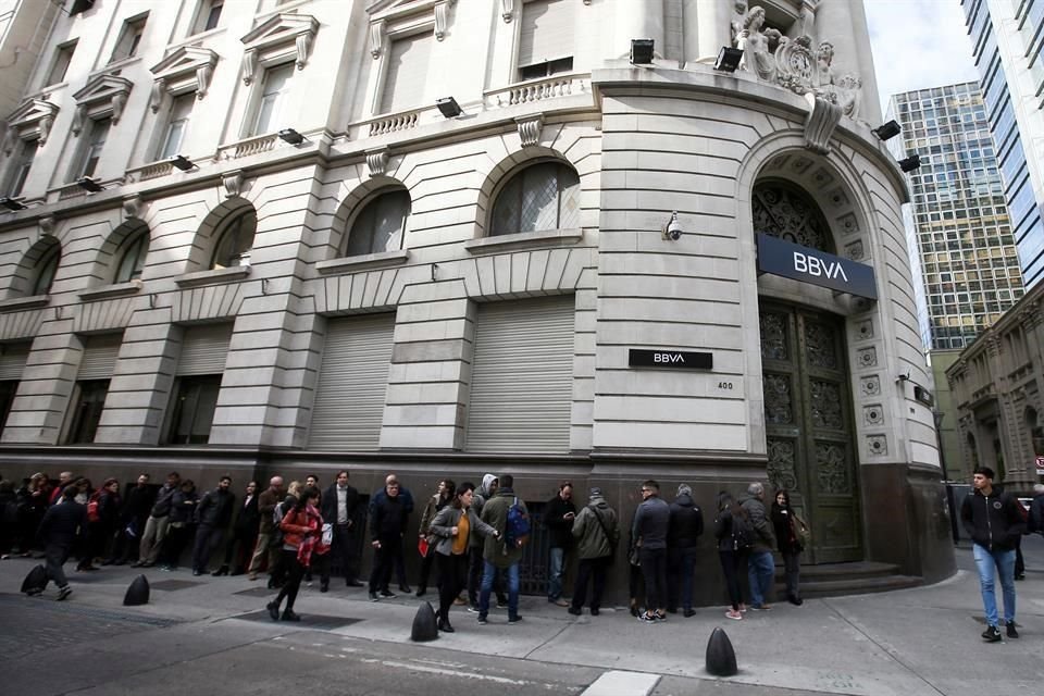  Ante la entrada de vigor de estas nuevas medidas y el recuerdo del 'corralito' que bloqueó depósitos en la crisis de 2001, hoy se registró una mayor afluencia de clientes en las sucursales bancarias para retirar dólares o pesos de sus cuentas.