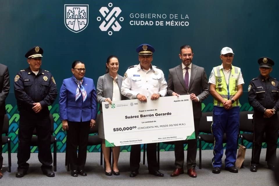 Claudia Sheinbaum y Orta entregaron reconocimientos al mérito policial.