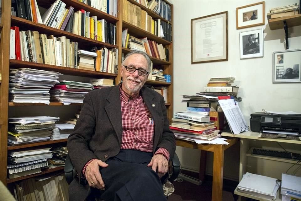 El autor, segundo poeta consecutivo en llevarse este galardón, tras la uruguaya Ida Vitale, expresó que este premio lo recibe con humildad.