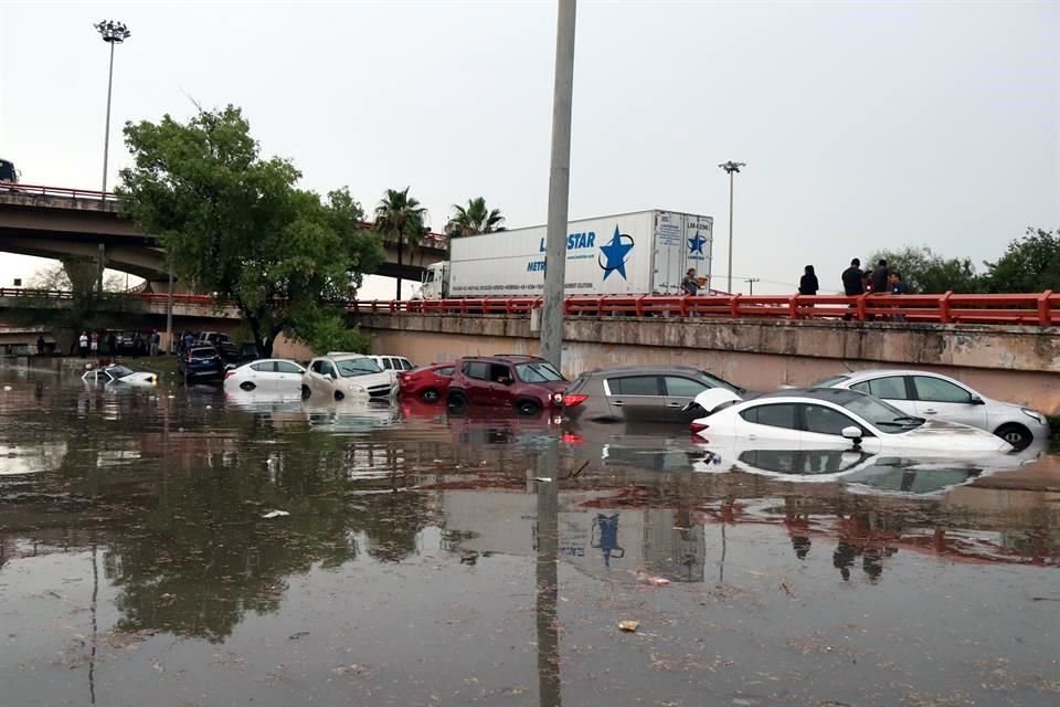 Fidel Velázquez y Barragán. Decenas de vehículos quedaron bajo el agua por la precipitación que el pasado 24 de agosto inundó el paso vial aledaño al Arroyo del Topo Chico, en San Nicolás.