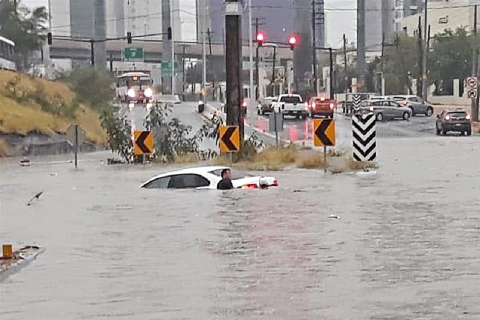 Díaz Ordaz y Santa Bárbara. El paso a desnivel se inundó durante una tormenta que cayó en septiembre del año pasado.