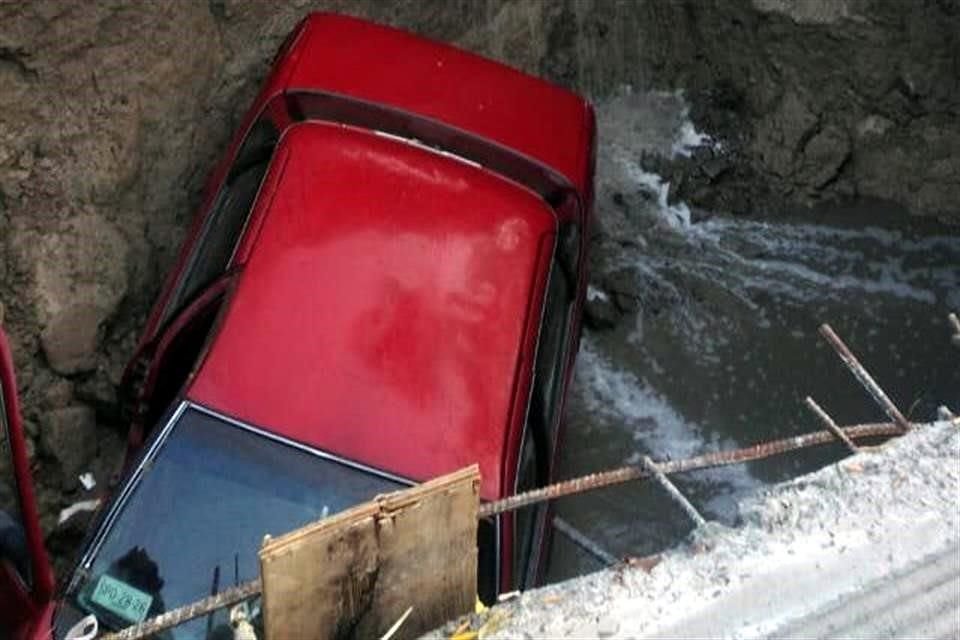 Raúl Caballero y Julio Camelo. Tras la intensa lluvia, el conductor de un auto Topaz cayó a una zanja y resultó herido, el 26 de agosto pasado.