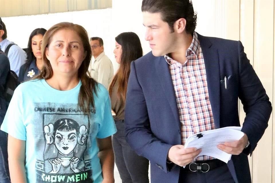 María Deyanira Balboa Huerta, ex trabajadora del programa Aliados Contigo, acudió ayer a Fiscalías estatales acompañada del Senador Samuel García a ampliar su denuncia por firmas.