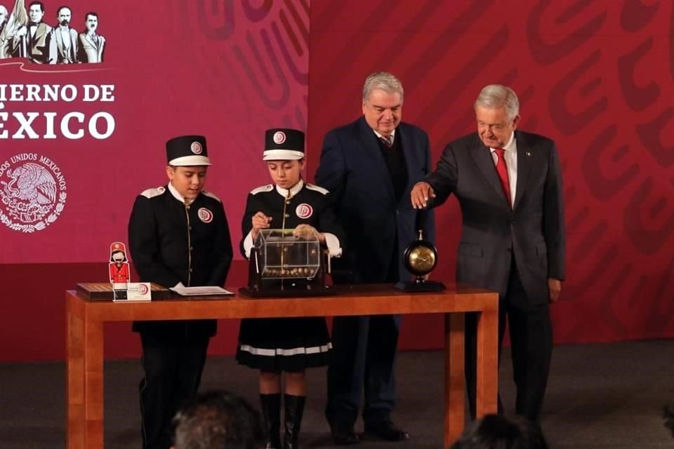 Los niños gritones de la Lotería Nacional realizaron un sorteo para establecer el orden en el que se presentarán los espectáculos.