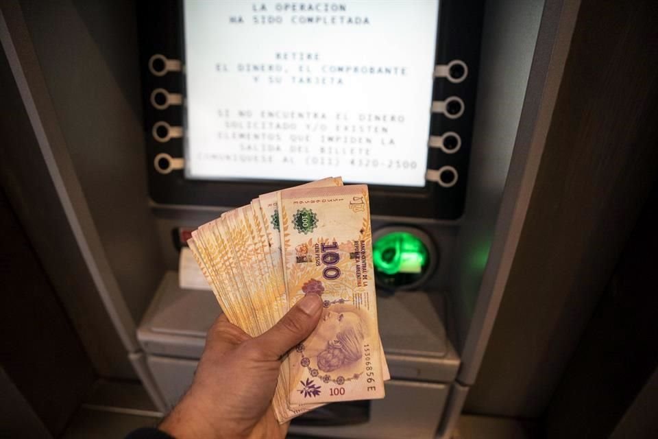 En Argentina comenzaron a regir el lunes de manera oficial las medidas de control cambiario anunciadas el domingo por el gobierno.