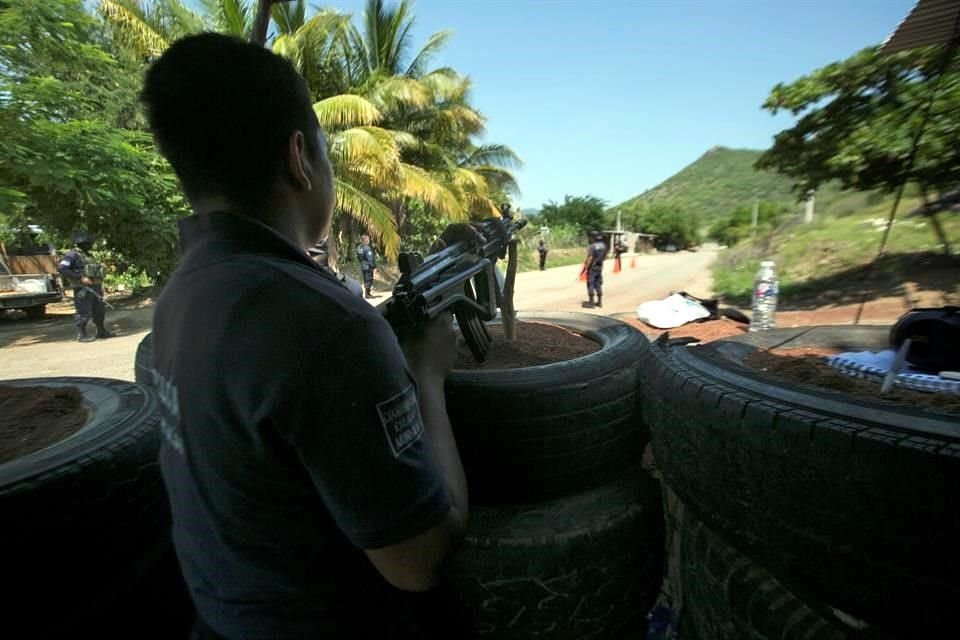 Policías rurales en un puesto de vigilancia en un camino de entrada a Tepalcatepec, el sábado pasado.