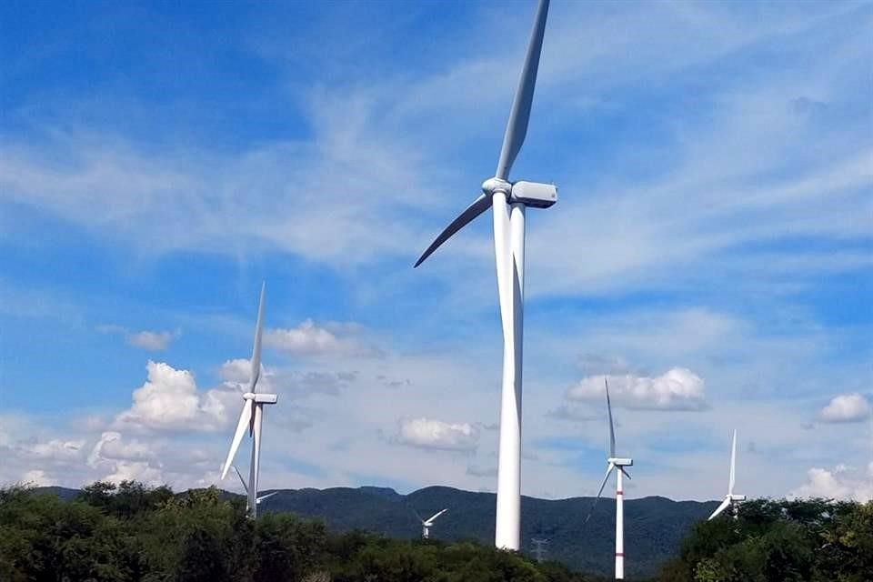 Cuando no hay sol, el viento puede tener un mayor potencial y viceversa, aunque también las energías base son las que complementan la demanda.