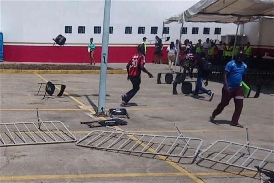 Migrantes africanos destrozaron un módulo que el INM había colocado en el exterior de la Estación Migratoria para revisar cada caso.