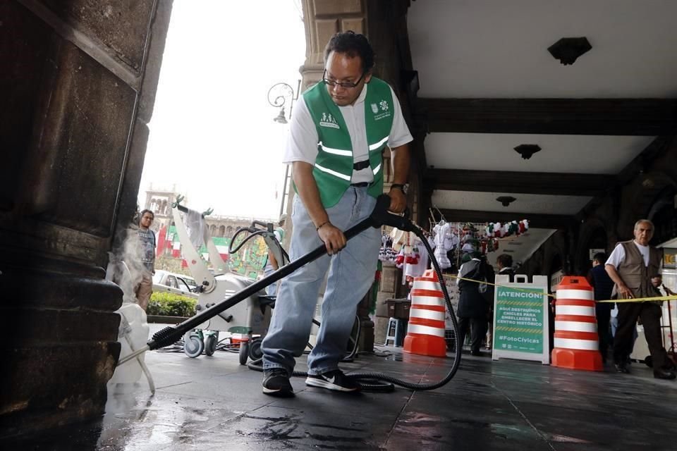 Como lo marca la ley que rige las Fotocívicas, Édgar hace trabajo comunitario para recuperar los puntos que su licencia perdió por conducir a exceso de velocidad.