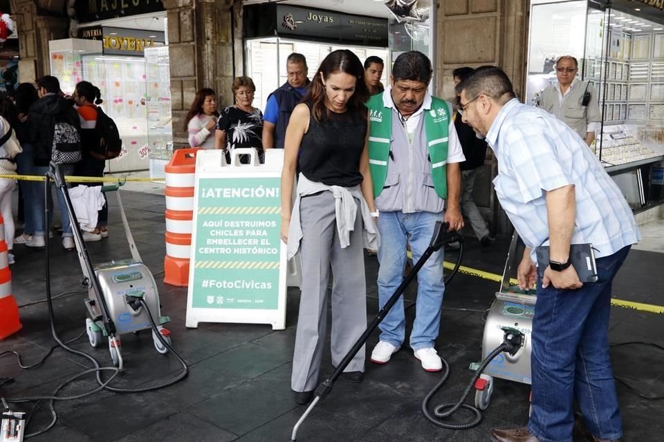 Luego de tres horas de disolver chicles, la coordinadora de la ACH, Dunia Ludlow, llegó para supervisar el trabajo y aprender a usar uno de los aparatos.