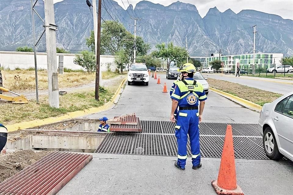 Trabajadores municipales revisaron ayer alcantarillas en Santa Catarina.