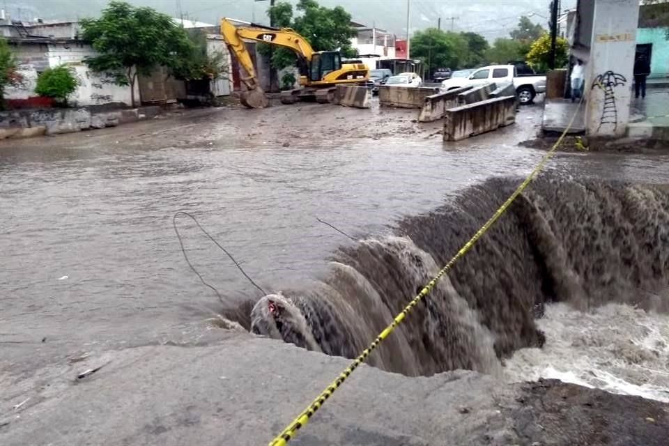 La lluvia mantuvo inundada la calle Raúl Caballero, cruz con Julio Camelo, en la Colonia Valle de Santa Lucía.