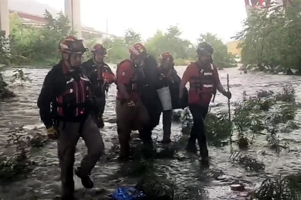 Un hombre en situación de calle que se quedó atrapado en medio de una crecida en el Río Santa Catarina fue rescatado por elementos de Protección Civil de Monterrey. 