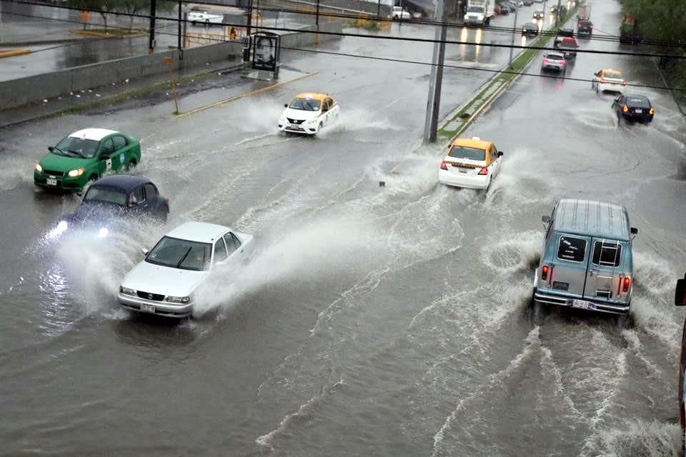 La llegada de la tormenta tropical 'Fernand' a la Ciudad trajo consigo cierres y encharcamientos en el área metropolitana.