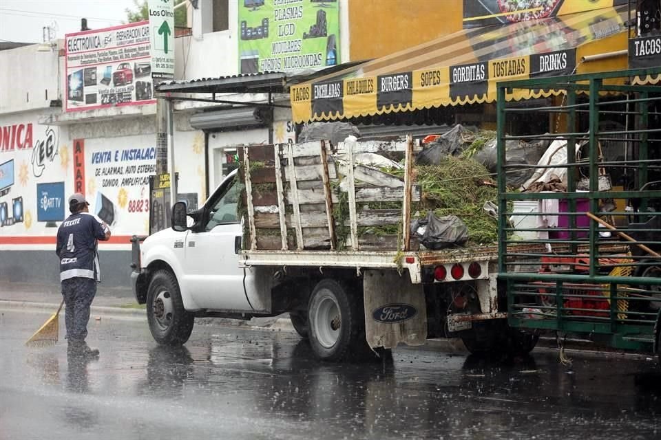 Personal de Servicios Públicos de Monterrey limpió las alcantarillas de drenaje pluvial de algunas avenidas de la Ciudad.