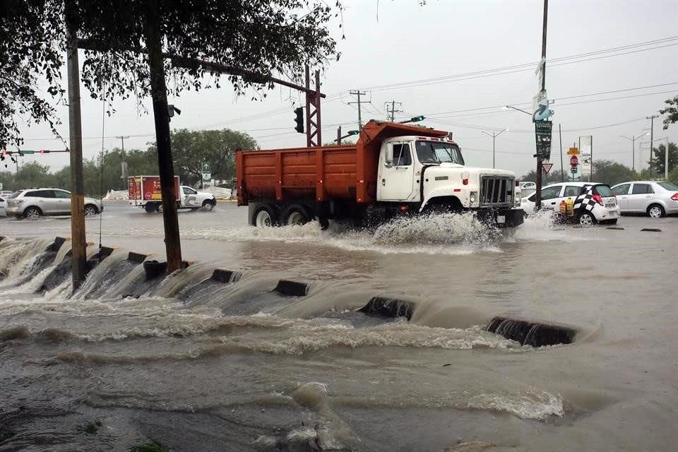 La llegada de la tormenta tropical 'Fernand' a la Ciudad trajo consigo cierres y encharcamientos en el área metropolitana.